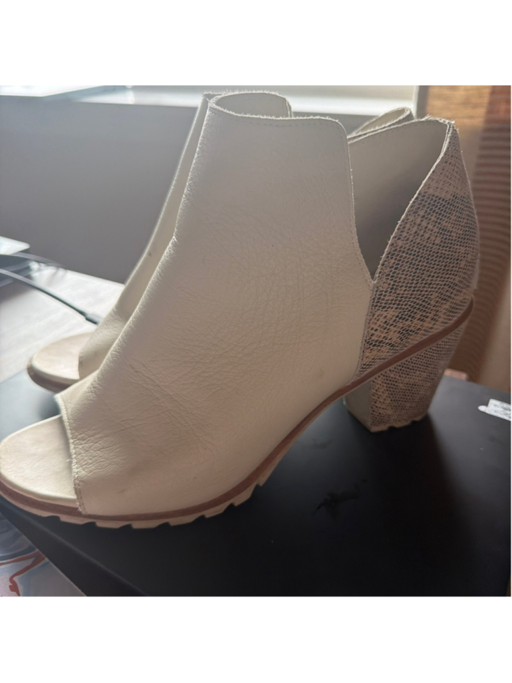 Women's Sorel Ankle Booties Size 10 White Beige